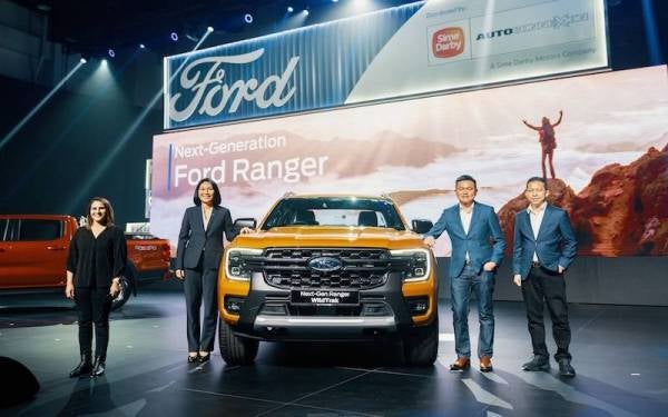 Yukontorn Vickie Wisadkosin (dua dari kiri) pada majlis pelancaran Ford Ranger generasi baharu yang diadakan di Kuala Lumpur pada Jumaat.