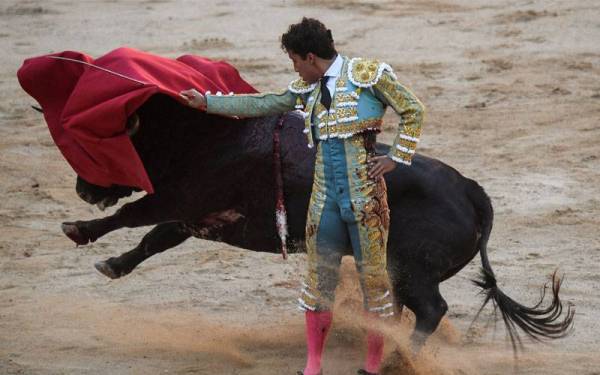 Matador dari Mexico, Leo Valadez mengelak daripada dirodok lembu seberat setengah tan pada acara sampingan Festival San Fermin.
