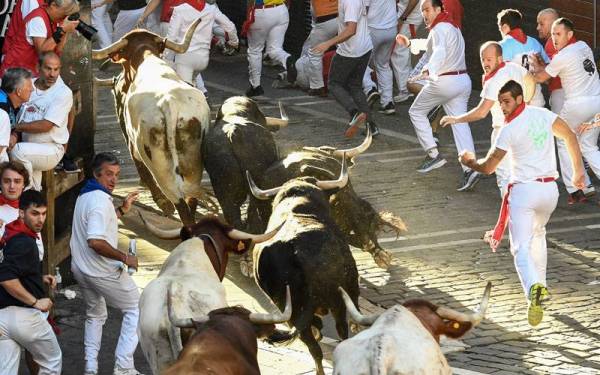 Festival San Fermin yang berusia lebih 700 tahun menjadi tarikan di Pamplona.
