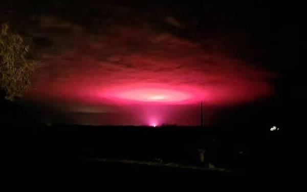 Cahaya misteri berwarna merah jambu muncul di langit bandar Mildura baru-baru ini. - Foto Facebook