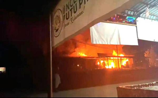 Dua unit kedai Mara musnah dalam kebakaran di Felda Tersang 1, Raub pada Sabtu.PIX JBPM PAHANG