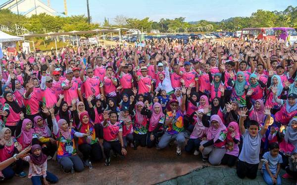 Menteri Pertanian dan Industri Makanan Datuk Seri Dr Ronald Kiandee bersama peserta MAHA Run 2022 pada Program Road To Pameran Pertanian, Hortikultur dan Pelancongan Agro Malaysia (MAHA) 2022 di Taman Ekspo Pertanian Malaysia Serdang (MAEPS) hari ini. - Foto Bernama