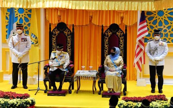 Tun Ahmad Fuzi (dua dari kiri) menyampaikan ucapan pada Istiadat Penganugerahan Darjah Kebesaran, Bintang dan Pingat Kehormatan negeri sempena sambutan Hari Ulang Tahun Ke-73 pada Sabtu. - Foto Bernama