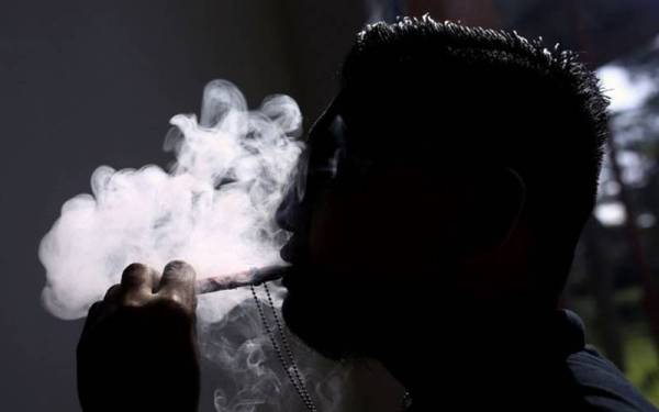 Akta Kawalan Tembakau dan Merokok akan melarang penjualan tembakau dan rokok elektronik kepada individu yang lahir selepas tahun 2005. - Foto Bernama