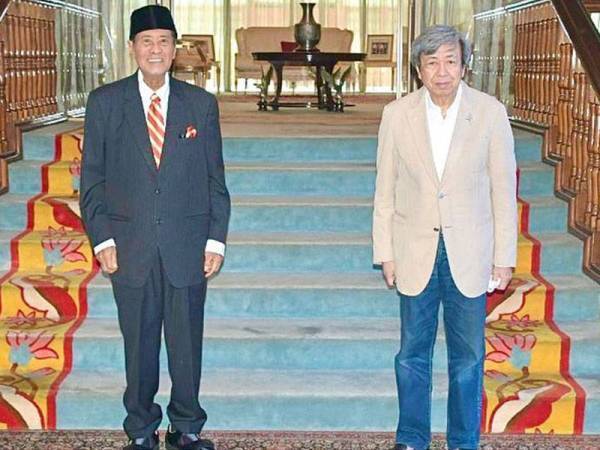 Gambar lama Abdul Khalid (kiri) ketika menghadap Sultan Selangor, Sultan Sharafuddin Idris Shah sempena sambutan Hari Raya Aidilfitri pada 2020. - Foto: Selangor Royal Office.