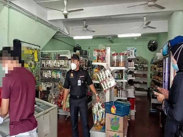 Penguat kuasa KPDNHEP membuat pemeriksaan dalam premis di Tanjung Minyak, Melaka.