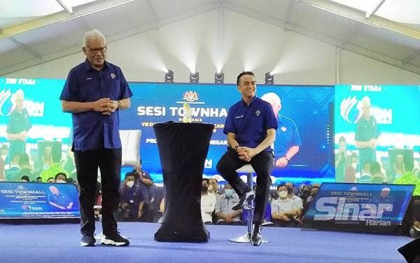 Hamzah (berdiri) ketika Sesi Town Hall sempena Program Kita Demi Negara Zon Utara di Dewan Astaka, Batu Kurau, di sini pada Sabtu.
