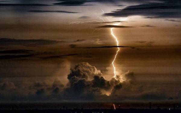 MetMalaysia mengeluarkan amaran ribut petir di seluruh negara. Foto Bernama.