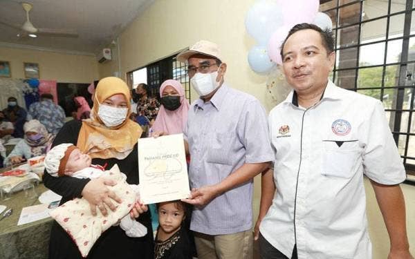 Abdul Rahim (dua dari kanan) menyampai sijil dan sumbangan kepada bayi di bawah intensif Anak Kebanggaan Pahang 2022 di Dewan Dato Shohaimi Jusoh, Gambang, Kuantan pada Sabtu.