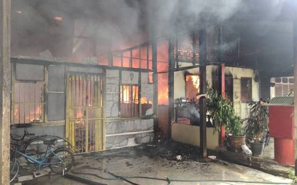 Deretan lima rumah penduduk di Jalan Pantai, Kuala Kurau terbakar pada Sabtu. - Foto ihsan Bomba Perak.