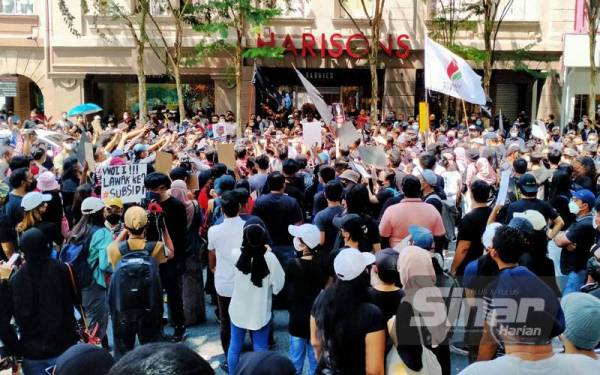 Peserta Himpunan #Turun berkumpul di hadapaj sebuah pusat membeli-belah di Jalan Tuanku Abdul Rahman pada Sabtu. - Foto Sinar Harian ROSLI TALIB