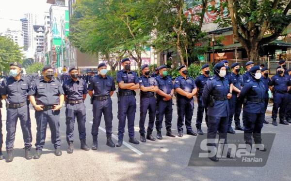 Polis terpaksa mengadakan halangan di Jalan Tuanku Abdul Rahman bagi menyekat perarakan kumpulan protes ke Dataran Merdeka pada Sabtu. - Foto Sinar Harian ROSLI TALIB