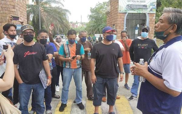 Sebahagian pemilik berkumpul di hadapan pintu masuk BGRC di sini bagi mendapatkan penjelasan pihak pengurusan berhubung jangkaan pembukaan semula taman teman itu selain tindakan untuk membaiki dan menyelenggara unit pangsapuri yang terbiar.