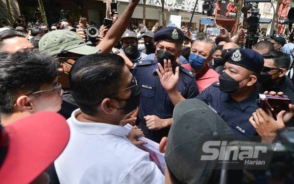 Anggota PDRM tidak membenarkan peserta Himpunan #Turun berarak ke Dataran Merdeka. - Foto Sinar Harian ROSLI TALIB