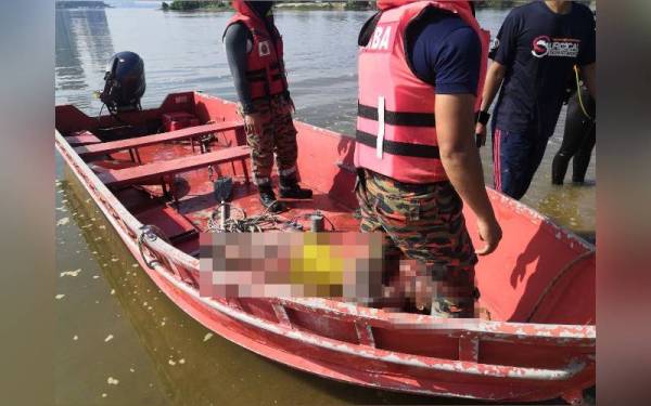 Anggota bomba menemukan budak lelaki etnik Rohingya yang lemas semasa mandi bersama lapan rakan mereka di Sungai Danga berhampiran perkampungan Orang Asli di Kampung Bakar Batu, Johor Bahru, pada Sabtu.