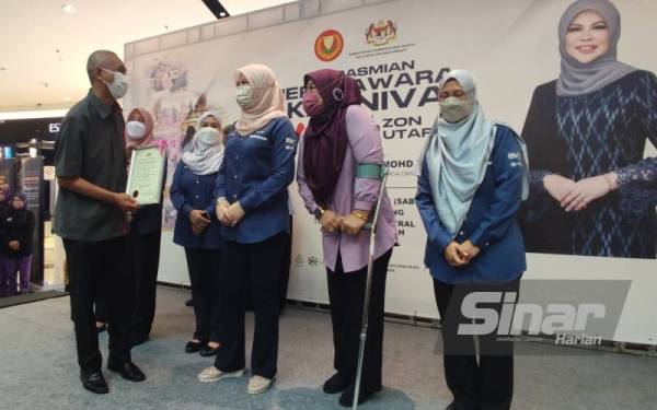 Rina (tengah) beramah mesra dengan Pengarah JKM Kedah, Shaballah Zainal Abidin (kiri) pada Majlis Perasmian Jerayawara Dan Karnival Wanita Bangkit@KPWKM Zon Utara di Aman Central, di sini, pada Jumaat.