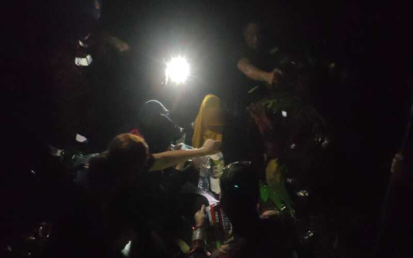 Anggota bomba berjaya menemui dan menyelamatkan empat sahabat yang sesat ketika melakukan aktiviti kembara hutan di Bukit Saga, Taman Saga, Ampang pada Sabtu. - Foto JBPM