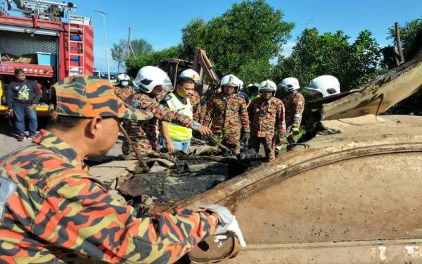 Anggota bomba menemui rangka seorang lelaki yang dipercayai hilang hampir setahun lalu ketika memeriksa MPV yang berjaya dibawa keluar dari Sungai Api-Api.