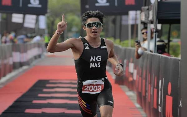 Kar Kean menjuarai acara lelaki dan wanita pada 5150 Triathlon Desaru Coast dekat Kota Tinggi pada Sabtu. - Foto Bernama