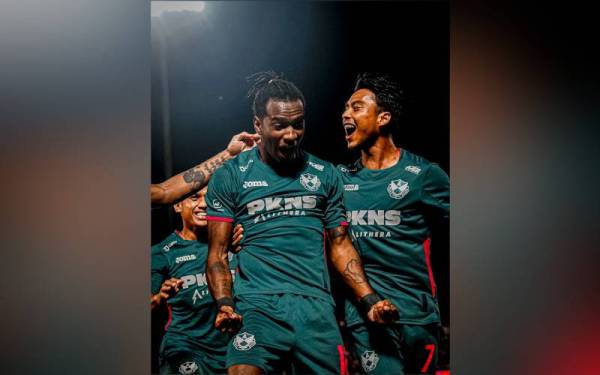 Caion (tengah) meraikan jaringannya ketika membantu Selangor menewaskan Sabah di Stadium Likas sebentar tadi. - Foto Selangor FC