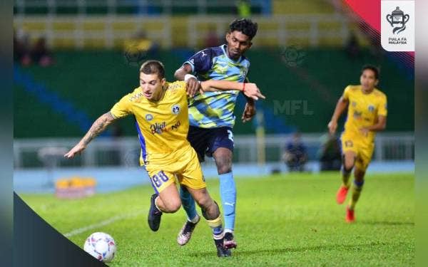 Aksi suku akhir Piala FA antara Sri Pahang dan Penang FC di Stadium Darul Makmur sebentar tadi. - Foto FB MFL
