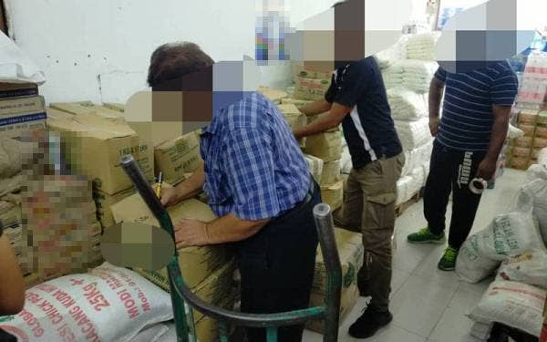 Sebuah pasar raya di Kota Warisan, Sepang diserbu penguat kuasa KPDNHEP selepas didapati menyorok minyak masak bersubsidi dalam operasi yang dijalankan pada Jumaat.