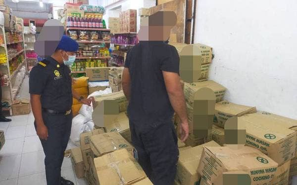 Pasar raya tersebut menyimpan sejumlah minyak masak bersubsidi peket 1kg di stor.
