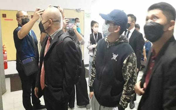 Jian Yet (dua dari kanan) dikenakan ikat jamin RM5,000 selepas didakwa cuba merasuah Ketua Jabatan Penguatkuasaan MBIB ketika pertuduhan dibacakan di Mahkamah Sesysen Johor Bahru pada Ahad.