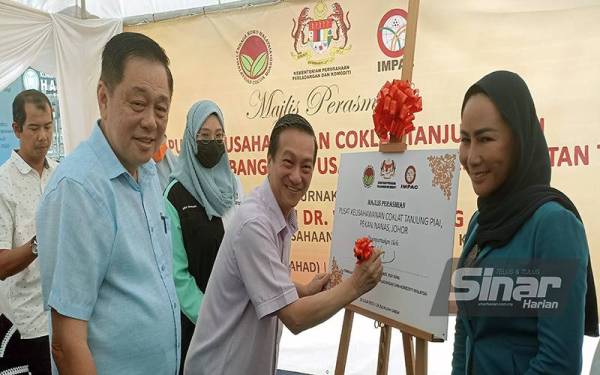 Jeck Seng ( tengah) melancarkan Pusat Keusahawanan Coklat Tanjung Piai di Pekan Nanas pada Ahad.