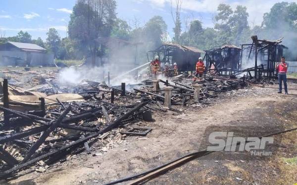 Anggota bomba dari BBP Gebeng dan Indera Mahkota melaksanakan kerja-kerja pemadaman.