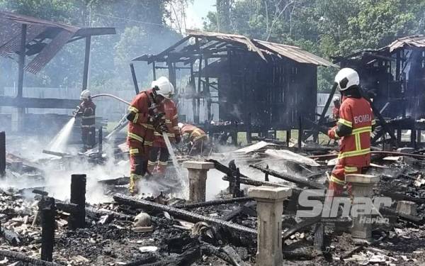 Anggota bomba memastikan tiada punca api yang boleh mencetuskan kebakaran semula.