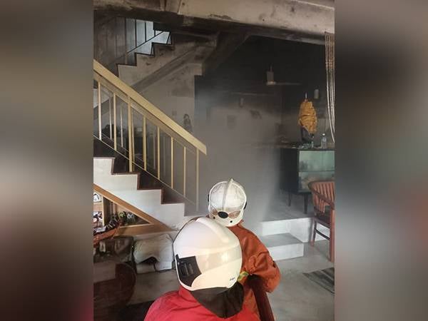 Sebuh rumah teres dua tingkat terbakar dalam kejadian di Taman Desa Country Home pada Ahad.