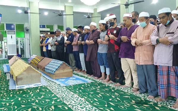 Kira-kira 500 orang hadir solat jenazah lima sekeluarga yang maut dalam nahas membabitkan dua kenderaan di Jalan Raya Timur - Barat (JRTB) Gerik - Jeli berhampiran Hentian Rehat Titiwangsa.