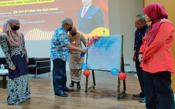 Noh (dua dari kiri) menandatangani plak perasmian ketika Majlis Perasmian Kursus Keibubapaan di STDC pada Ahad.
