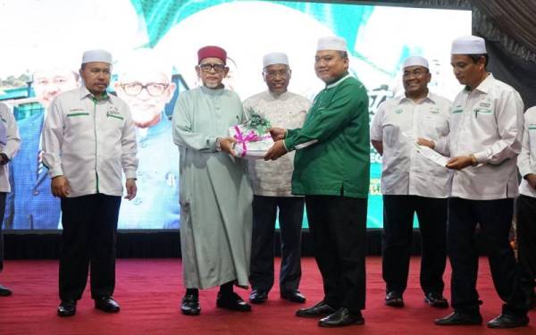 Ahmad (kiri) mengiringi Abdul Hadi menerima 780 borang keahlian baru daripada Setiausaha PAS Kawasan Kuala Kedah, Rashidi Abdul Razak di Kompleks Pas Kedah pada malam Sabtu. - Foto Pas Kedah