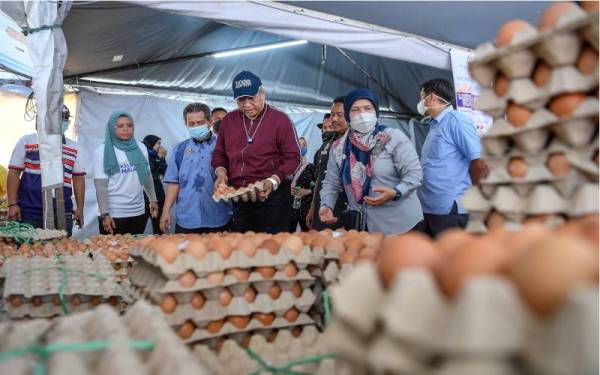 Annuar melihat barangan jualan di khemah jualan Keluarga Malaysia sempena Program Jelajah Aspirasi Keluarga Malaysia (AKM) Kelantan di Stadium Sultan Muhammad IV pada Ahad. - Foto Bernama 