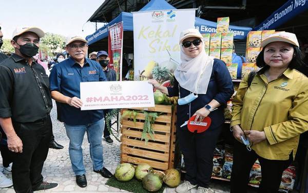Ronald (dua dari kiri) melancarkan program promosi dan publisiti bagi Malaysia Agriculture, Horticulture and Agrotourism atau lebih dikenali sebagai MAHA edisi 2022 di Tamu Gaya pada Ahad. - Foto Bernama