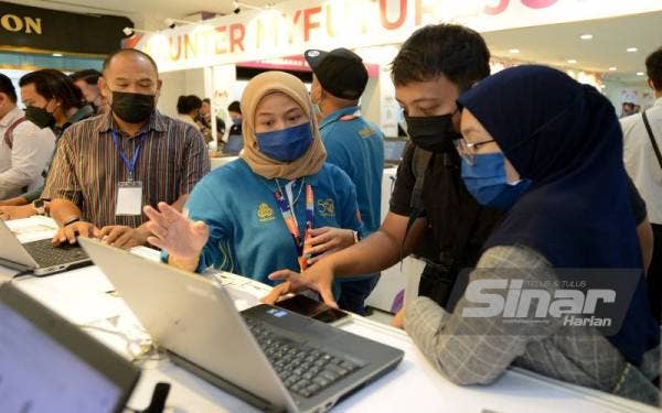Pencari kerja dibantu petugas sedang melakukan pendataran secara dalam talian pada Ekspo Kerjaya Jamin Kerja Keluarga Malaysia 2022. - Foto Sinar Harian / MOHD HALIM ABDUL WAHID