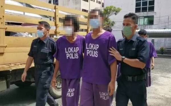 Suspek (dua dari kanan) ditahan reman selama lima hari bermula Ahad bagi membantu siasatan kes bakar remaja lelaki di Kampung Perasing Jaya, Jabor.