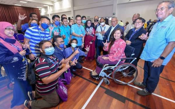 Ras Adiba dan Norazlan bersama komuniti OKU pekak pada majlis penutup program antirasuah bersama komuniti itu di SPRM hari ini. - Foto Bernama