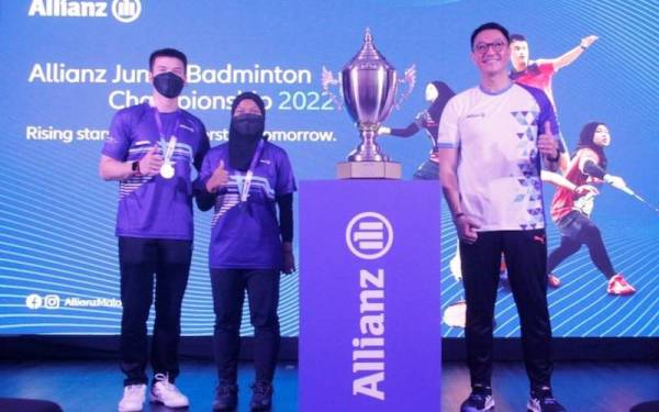 Sean (kanan) bersama dua pemain badminton negara, Siti Nurshuhaini dan Fazriq di Majlis Pelancaran AJBC di Sport Arena Puchong pada Ahad. - Foto Allianz