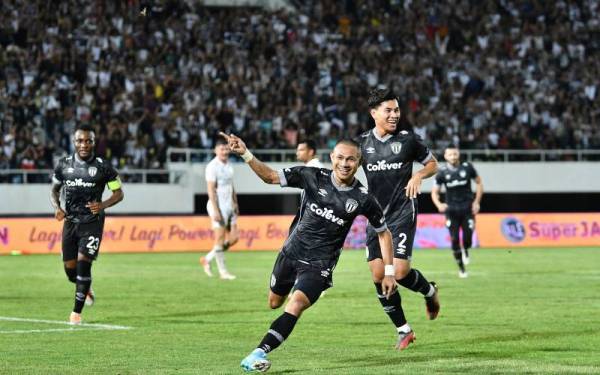 Faisal Halim (tengah) muncul wira TFC selepas menjaringkan gol keempat semasa menentang Kuching City FC pada aksi suku akhir Piala FA di Gong Badak pada Sabtu.