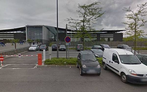 Bayi berusia 14 bulan ditemui mati di dalam kereta di tempat letak kenderaan di Bordes baru-baru ini. - Google Street View