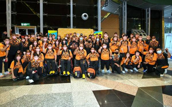 Kontinjen Malaysia melaungkan kata-kata semangat 'Malaysia Boleh' di KLIA sebelum menyahut cabaran pada Sukan Komanwel Birmingham 2022.