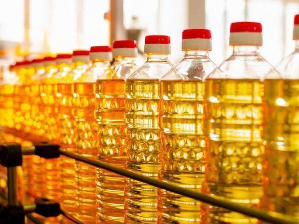 Pemberian subsidi bagi minyak masak tulen botol antara topik dijangka menjadi tumpuan di Dewan Rakyat, pada Isnin. - Gambar hiasan