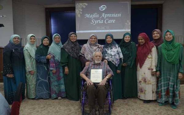 Siti Sakinah (tengah) menyampaikan sijil penghargaan kepada Jemaah Al Hasanah pada Majlis Apresiasi Syria Care 2022 di TH Hotel Kelana Jaya pada Ahad.