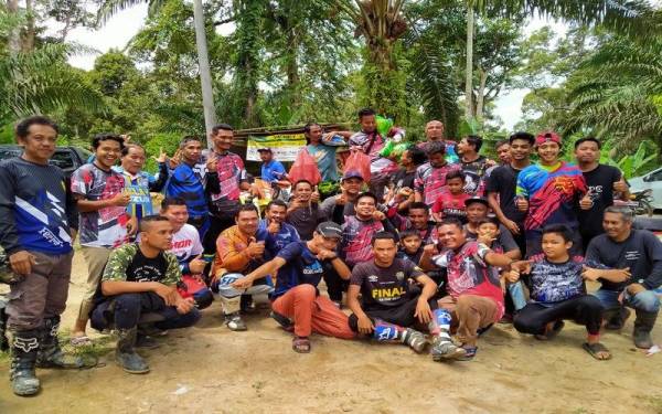 Sebahagian peserta program Fun Race Endurance Challenge Tertutup Sahom di Kampung Sahom, di sini pada Ahad.