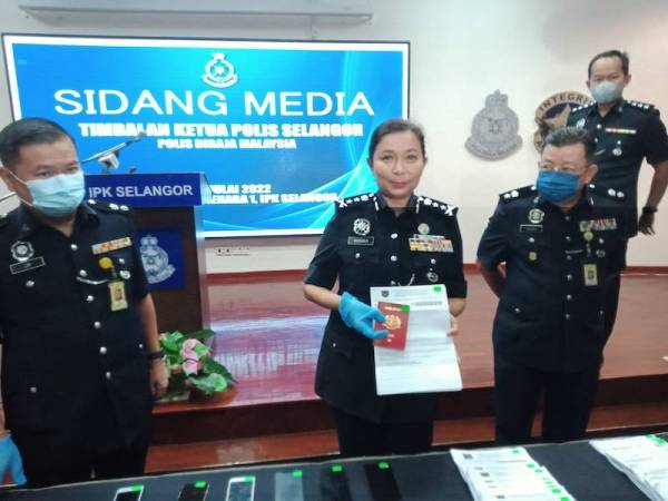 Sasikala Devi (depan tengah) menunjukkan antara dokumen yang dirampas ketika sidang media di IPK Selangor, Shah Alam pada Isnin.