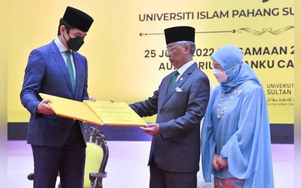 Al-Sultan Abdullah mengurniakan watikah pelantikan sebagai Canselor Universiti Islam Pahang Sultan Ahmad Shah (UniPSAS) kepada Tengku Hassanal (kiri) pada Majlis Pemasyhuran UniPSAS hari ini. Turut berangkat Raja Permaisuri Agong Tunku Azizah Aminah Maimunah Iskandariah (kanan). - Foto Bernama