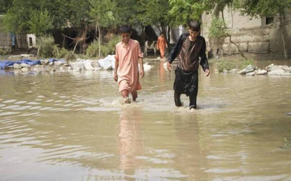 Sekurang-kurangnya lima orang terkorban dan 10 lagi cedera dalam banjir kilat terbaharu di wilayah timur Nangarhar lewat Ahad. - Foto Xinhua.